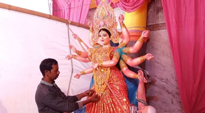 नैनीताल -मां दुर्गा मूर्ति निर्माण में जुटे मूर्तिकार
