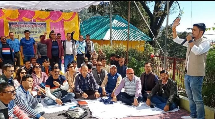 नैनीताल -अपनी 35 सूत्रीय मांगों को लेकर धरने पर बैठे कुमाऊं मण्डल के पदाधिकारी व शिक्षक