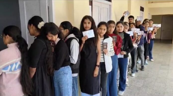 नैनीताल -डीएसबी परिसर में छात्र संघ चुनाव के लिए वोटिंग जारी