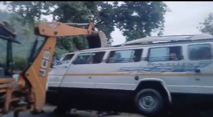 नैनीताल- कालाढूंगी के समीप टेंपो ट्रैवलर पलटने से 2 युवतियों की मौत