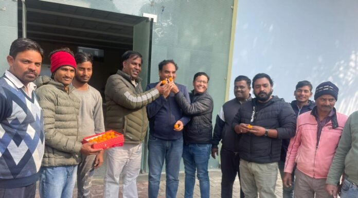 करनाल-अयोध्या एयरपोर्ट का नाम महर्षि वाल्मीकि के नाम पर रखे जाने पर वाल्मीकि समाज ने मिठाई बांट कर मनाई खुशी