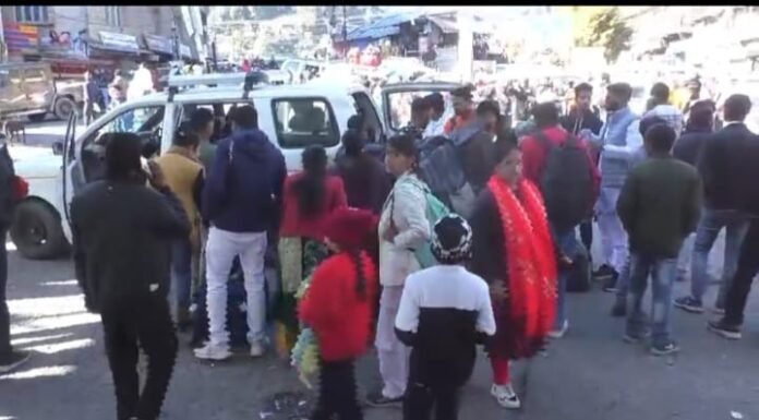 नैनीताल – बसों की हड़ताल के बाद टैक्सी संचालकों ने पर्यटकों से मनमाना किराया वसूल किया