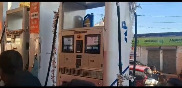 नैनीताल -ट्रक ड्राइवरों की हड़ताल के कारण पेट्रोल डीजल और गैस सिलेंडर की भारी किल्लत