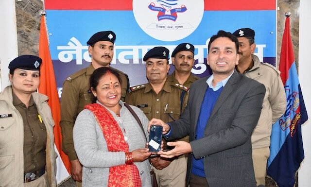 नैनीताल -पुलिस ने 266 चोरी के मोबाइल बरामद कर फरियादियों के चेहरे की मुस्कान लौटाई