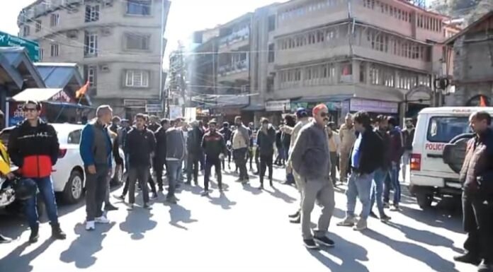 नैनीताल -टैक्सी चालकों की हड़ताल से यात्री रहे परेशान