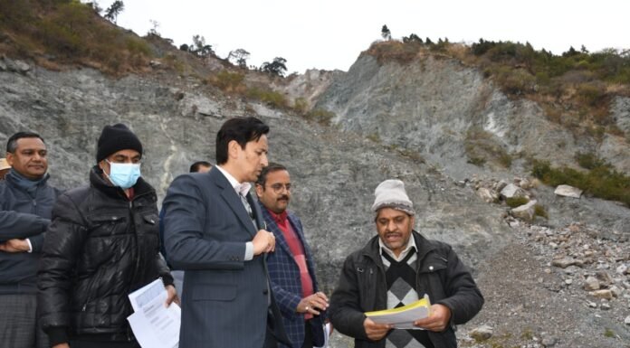 नैनीताल -आयुक्त ने किया बलियानाले में भूस्खलन उपचार कार्य का स्थलीय निरीक्षण