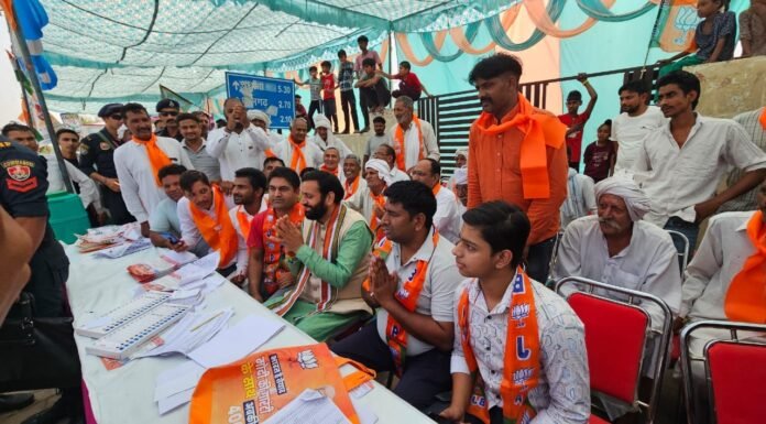 करनाल -सीएम ने बूथ कार्यकर्ताओं के बीच पहुंचकर खुद बनाई मतदाताओं की पर्चियां