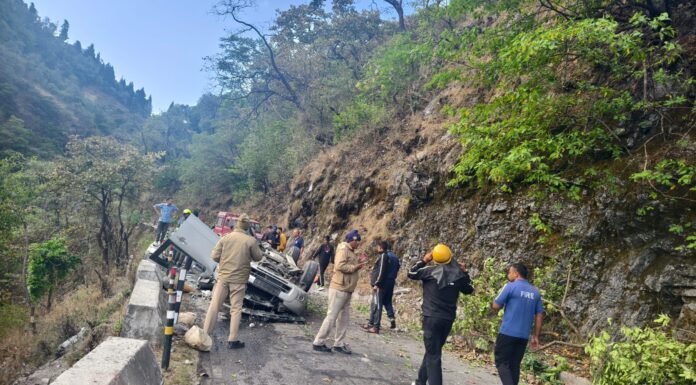 नैनीताल-अनियंत्रित होकर सड़क पर पलटी कार, 5 की मौत