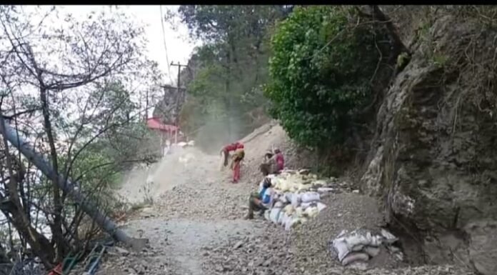 नैनीताल-नैनीझील पर मलबा डालने पर पालिका ने संस्था का किया चालान