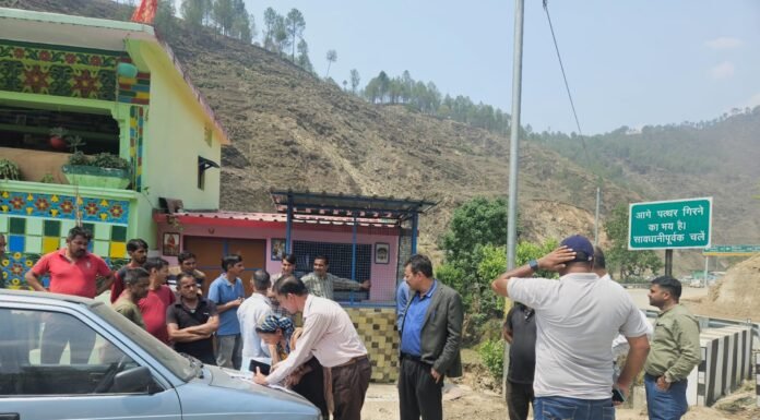 नैनीताल- अतिवृष्टि से प्रभावित परिवारों को राज्य आपदा सहायता मद से बांटी गई सहायता राशि