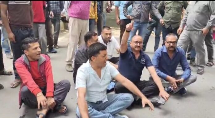 नैनीताल – मालरोड पर सैलानियों के वाहन रोकने पर पर्यटन कारोबारियों का फूटा गुस्सा