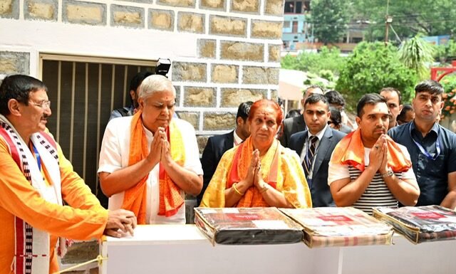 नैनीताल -उपराष्ट्रपति ने कैंची धाम में की पूजा अर्चना