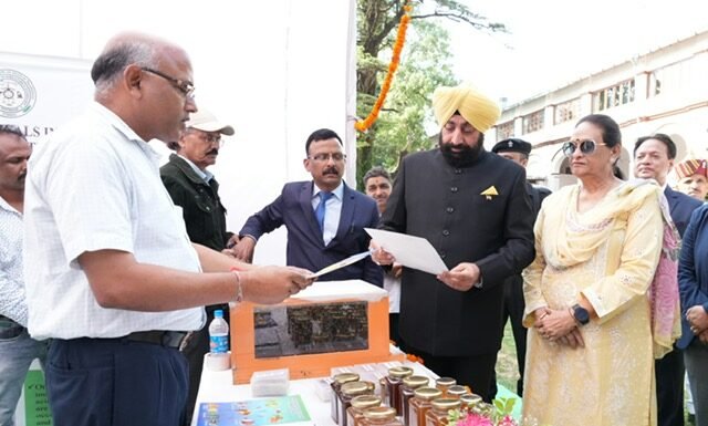 नैनीताल -राज्यपाल ने ‘‘हनी उत्सव’’ पर प्रगतिशील मौन पालकों को किया सम्मानित