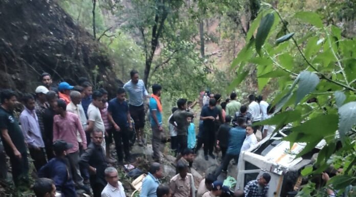 नैनीताल -ओखलकांडा में अनियंत्रित होकर गहरी खाई में गिरा मैक्स वाहन, 5 की मौत
