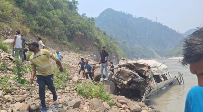 नैनीताल-उत्तराखंड में टैंपो ट्रैवलर अलकनंदा नदी में गिरा