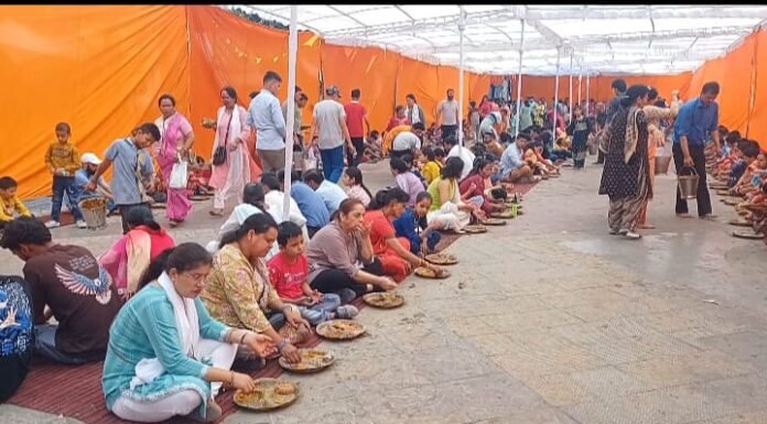 नैनीताल -माँ नयना देवी मंदिर में हजारों श्रद्धालुओं ने महा भंडारे में किया प्रसाद ग्रहण