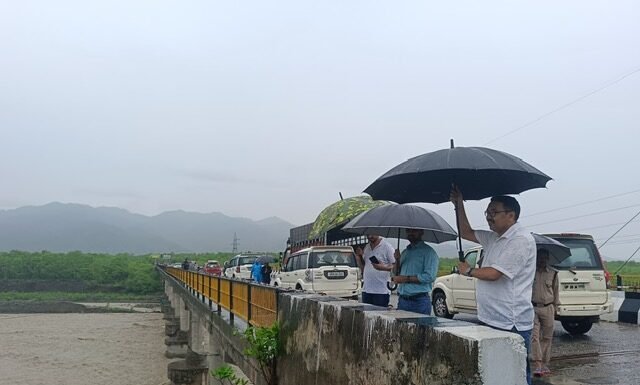 नैनीताल- सिटी मजिस्ट्रेट ने अंतरराष्ट्रीय स्टेडियम के गौला नदी से हो रहे भू कटाव का निरीक्षण किया