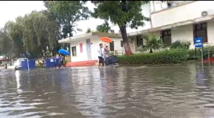नैनीताल- पंतनगर एयरपोर्ट पर जलभराव होने से यात्रियों की बढ़ी परेशानी