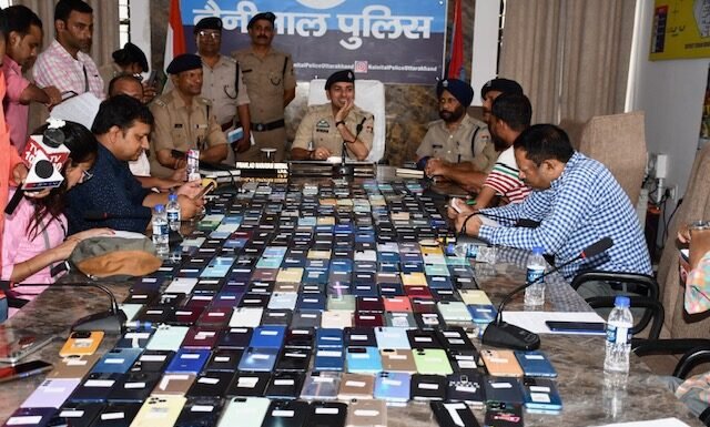 नैनीताल -पुलिस ने फरियादियों के खोये हुए 46 लाख कीमत के मोबाईल लौटाकर दी ख़ुशी