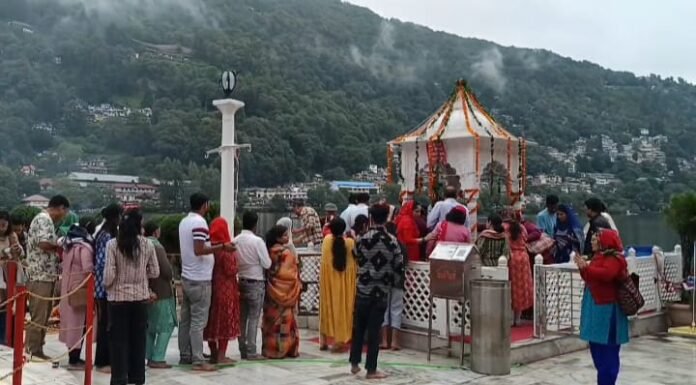 नैनीताल -नयना देवी मंदिर में जलाभिषेक करने के लिए शिव भक्तों का लगा तांता