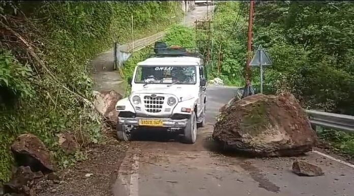 नैनीताल- नैनीताल पंगुट सड़क मार्ग में पहाड़ी से गिरे बड़े बड़े बोल्डर