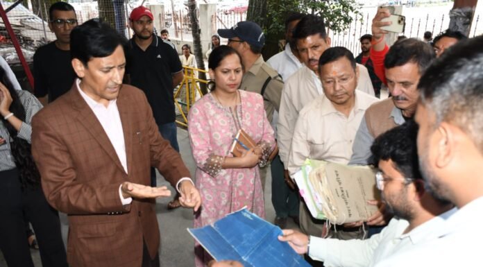 नैनीताल-कुमाऊँ कमिश्नर दीपक रावत ने ली कैपिटल सिनेमा के हुए लीज के शर्तों की जानकारी