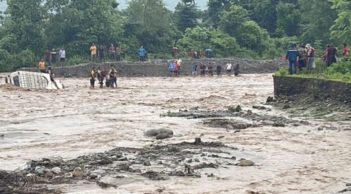 नैनीताल -मैक्स बही पानी में एक की मौत 6 घायल 2 लापता रेस्क्यू जारी