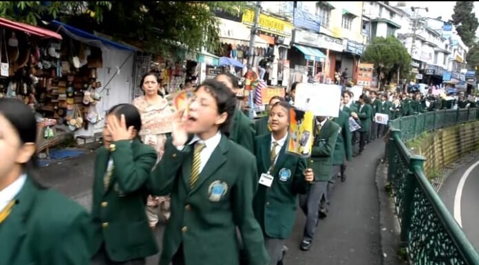 नैनीताल -स्कूली छात्र छात्राओं ने निकाली नशा मुक्त जागरुकता रैली