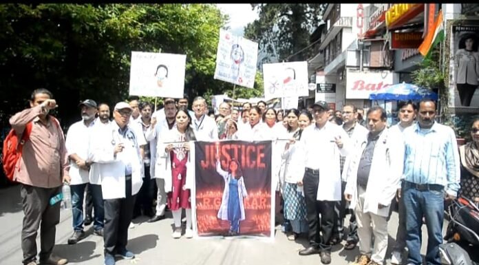 नैनीताल- डॉक्टरों ने किया कार्य का बहिष्कार