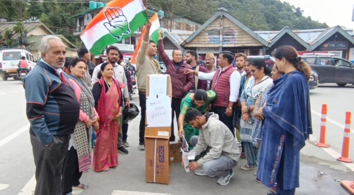 नैनीताल- कांग्रेस कार्यकर्ताओं ने फूंका भाजपा सरकार का पुतला
