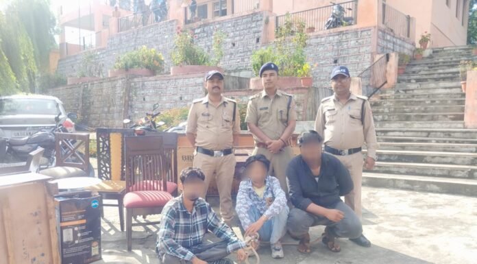 नैनीताल – पुलिस ने कॉटेज से सामान चोरी करने वाले 3 युवकों को किया गिरफ्तार