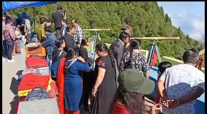 नैनीताल – बारिश के बाद सुहावने मौसम में हिमालय दर्शन करने पहुंचे पर्यटक