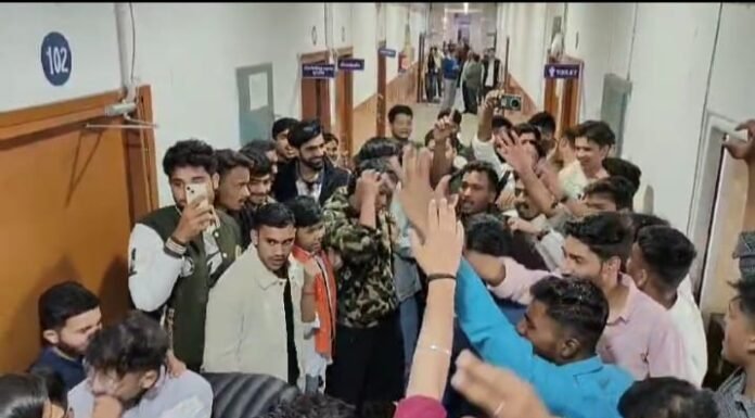 नैनीताल -विश्वविद्यालय में छात्र संघ चुनाव को लेकर छात्रों का हंगामा