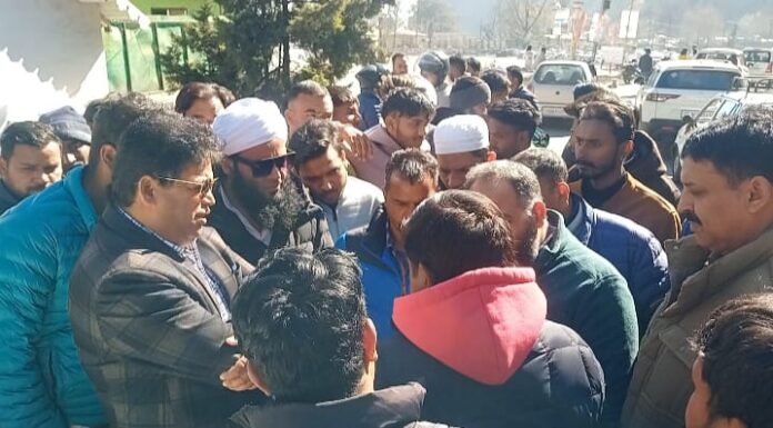 नैनीताल -हाईकोर्ट के आदेशों के बाद परिवहन विभाग ने बिना परमिट वाहन किए सीज