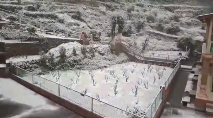 नैनीताल-उत्तराखंड चंपावत जनपद के लोहाघाट क्षेत्र में हुआ मौसम का पहला हिमपात