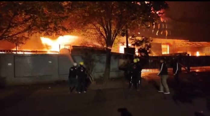 नैनीताल- प्लास्टिक फैक्ट्री में लगी भीषण आग