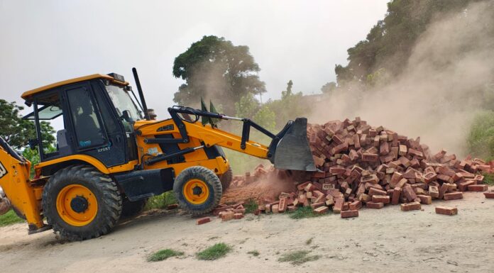 करनाल-गांव कुंजपुरा में अवैध कॉलोनी में की गई तोडफ़ोड़ की कार्रवाई