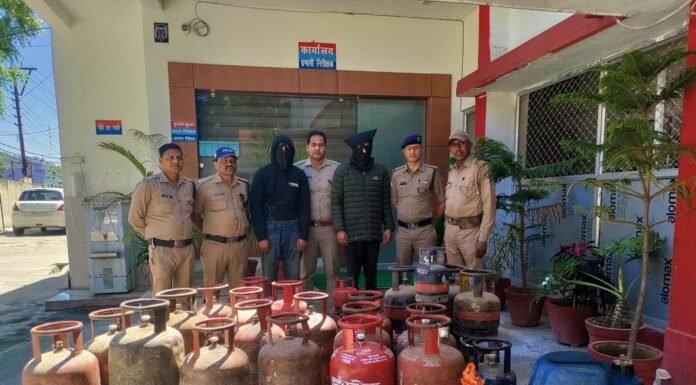 नैनीताल- पुलिस ने रिफिलिंग उपकरण सहित 34 गैस सिलेंडर बरामद किये