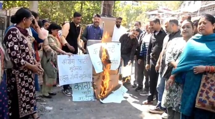 नैनीताल -भाजपा महिला मोर्चा ने फूंका कांग्रेस का पुतला