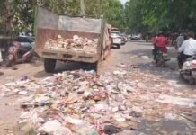करनाल – सफाई कर्मचारियों ने झाड़ू उठाकर प्रदर्शन किया