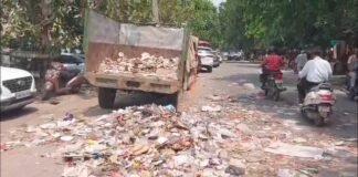 करनाल – सफाई कर्मचारियों ने झाड़ू उठाकर प्रदर्शन किया