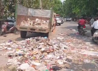 करनाल – सफाई कर्मचारियों ने झाड़ू उठाकर प्रदर्शन किया