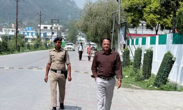 नैनीताल-ईंधन बचाव अभियान मुख्य विकास अधिकारी पैदल पहुंचे कार्यालय