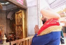 नैनीताल- राज्यपाल ने मां नयना देवी मंदिर और गुरूद्वारे में जाकर की प्रदेश की खुशहाली के लिए प्रार्थना