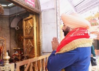 नैनीताल- राज्यपाल ने मां नयना देवी मंदिर और गुरूद्वारे में जाकर की प्रदेश की खुशहाली के लिए प्रार्थना