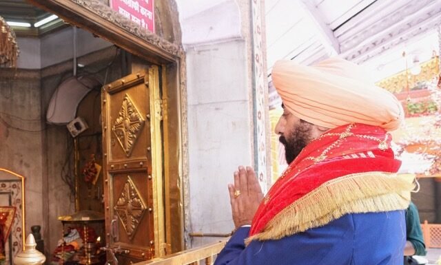 नैनीताल- राज्यपाल ने मां नयना देवी मंदिर और गुरूद्वारे में जाकर की प्रदेश की खुशहाली के लिए प्रार्थना