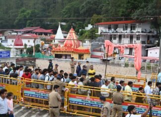 नैनीताल- कैंची धाम के स्थापना दिवस पर उमड़ा भक्तों का जनसैलाब