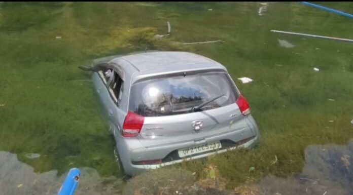 नैनीताल – सरिता ताल झील में समाई पर्यटकों की कार, सभी सुरक्षित