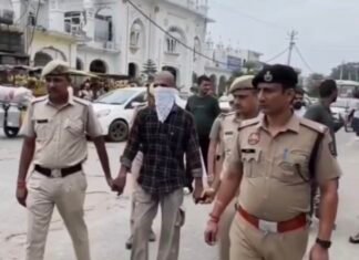 करनाल- हत्या के आरोपी को पुलिस ने गंजा करवाकर बाजार में घुमाया