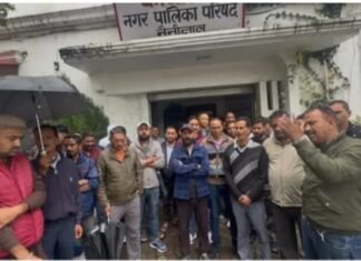 नैनीताल -टोल पास जारी करने को लेकर टैक्सी यूनियनों का प्रदर्शन